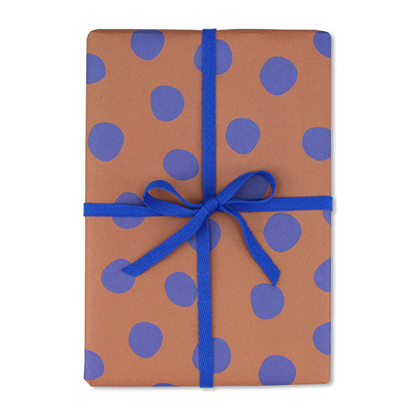 Geschenkpapier rost mit großen blauen Punkten
