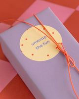5x Aufkleber „unwrap the fun“ gelb