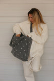 Der Klassiker Mom Bag Denim Hearts grau
