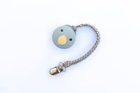 Schnullerkette aus geflochtene, veganem Leder, grey